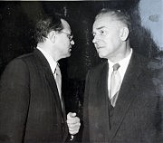 М. Логвиненко обговорює літературні проблеми з П. Тичиною. Одеса, 1961 р.