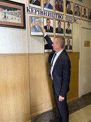 Вячеслав Аброськин снимает свой портрет