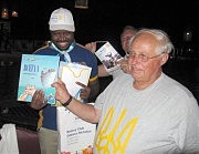 Вячеслав Воронков вручает подарки президенту клуба «Найроби индустриал» г-ну Джорджу Жильберту