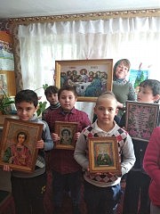 Вышивальщица Наталья Васильевна Кулик показывает свои работы