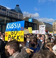 На антивоенной демонстрации в Кельне