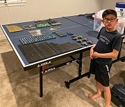 Сын доктора Даниэла Муна на фоне гуманитарной помощи Украине