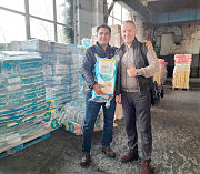 Пошла помощь из Америки! Справа — председатель Одесской районной военной администрации Юрий Крук