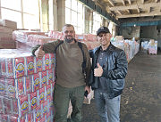 Виталий Лозов (слева) и представитель благотворителя из Америки Алексей Морозов