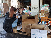 Волонтер Инесса (слева) вместе с мамой занимается учетом