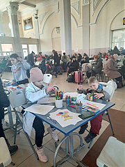 Дети увлеченно рисуют — о войне они уже забыли…