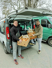 Волонтеры Сергей (слева) и Юрий. Они — водители, трудятся в благотворительном фонде «Дорога к дому». Возят продуктовые пайки, вещи, горячую еду не только беженцам, что оказались на железнодорожном вокзале, но и в госпиталь и воинские части