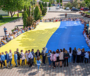 «Прапор Миру» на центральній площі Авангарда