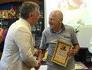 Награда Виктору Пахмурному