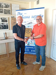 Глава Малиновского района Евгений Омельчук уже давно был удостоен почетного знака «Вечерка — моя газета». Вот, наконец, представился случай вручить награду