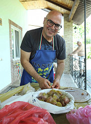 Редактор Олег Суслов колдует над шашлыком