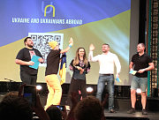 Эти молодые люди победили в аукционе. Их цена за украинский флаг, подписанный Олегом Скрипкой, была 5000 долларов