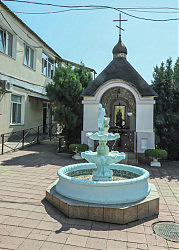 Фонтан и часовня украшают территорию