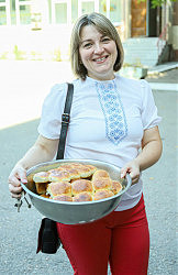 Пирожки с пылу с жару несет на ярмарку директор школы Людмила Петренко