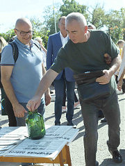 Председатель Ивановского поселкового совета Виктор Лобач делает взнос на ВСУ