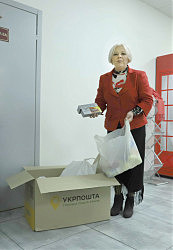 Оксана Сарженюк сортирует гуманитарную помощь