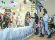 После концерта волонтеры раздали подарки