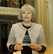 Генеральный директор —художественный руководитель ОНАТОБ Надежда Бабич демонстрирует награду театра