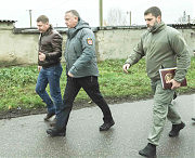 Інспекція «Пунктів незламності» в Авангарді. Очільник громади Сергій Хрустовський (зліва) розповідає про стан справ