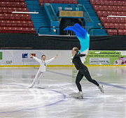 Выступают участники ледового шоу