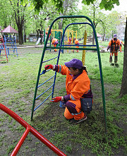 После зимы детскую площадку надо привести в порядок