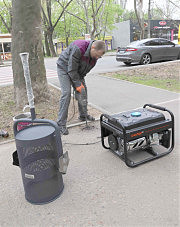 По улице Филатова идет установка урн