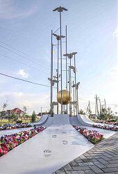 Инсталляция на Аллее Дружбы