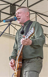 На ярмарке встретили героя нашей публикации, учителя, лидера рок-группы «Друже музико» Максима Трубникова