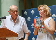 Аркадий Хасин и Ирина Бирюкова. Книга от автора — в подарок библиотеке