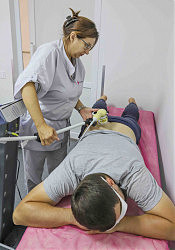 Медсестра Ольга Кривонос працює на сучасній лазерній установці