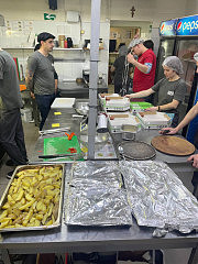 Готовится обед для волонтеров