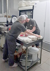 Эта фотография сделана во время блэкаута, работать приходилось при свете ламп, заряжающихся от батарей