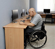 З навчальним класом автошколи знайомиться голова Одеського міського товариства осіб з інвалідністю ГО «Всеукраїнська організація союз осіб з інвалідністю України» Олег Прохоров