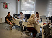 Перші відвідувачі отримують консультацію