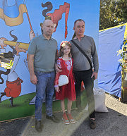 Степан Чернявский (слева) и Виктор Лобач с юной артисткой Марией Лещенко