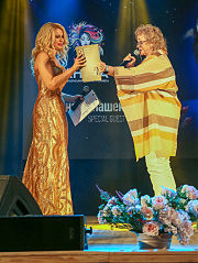 В завершающей части фестиваля выступила Елена Палашек (справа)