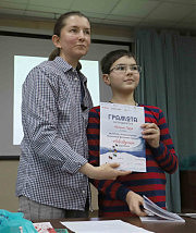 Майя Дімерлі вручає нагороду Никиті Герусу