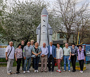 Фото на память на фоне макета корабля «Буран»