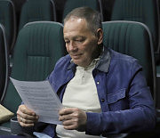 Анатолій Редер вивчає список кандидатів