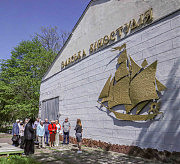 Кожний куточок славетної кінофабрики показали нам гостинні господарі