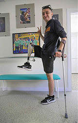 Сергей Коцюба – ментор отделения, у которого особая миссия: на собственном примере показать, что с ампутацией жизнь не кончается. Был ранен в бою у села Белогоровка Луганской области в октябре 2022 года. Протез Сергея выполнен по новой технологии, обеспечивает большую мобильность и гибкость. Сергей Коцюба занимается и организацией спортивной реабилитации своих подопечных. В частности, проводятся соревнования по настольному теннису, баскетболу на колясках и гольфу