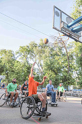 Через мгновение узнаем —попадет ли мяч в кольцо