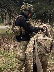 Військовослужбовець Максим Боряк з одним із зразків плаща-невидимки