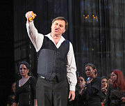 Альфио (заслуженный артист Украины Виталий Билый) готов раздавить не только апельсин в порыве гнева