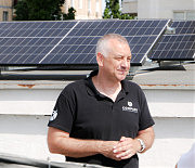 Сергій Горіщак: «На фото я мружусь від сонячних променів, які саме в цей момент перетворюються на електроенергію для філії нашої поліклініки на проспекті Академіка Глушка, так само як сьогоднішні донати на ЗСУ перетворюються на ППО та далекобійні дрони»