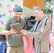 Андрій Печений вручив подяку за підтримку десантнику Артему Роговцю