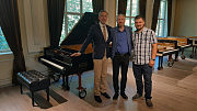 Ідрек Лаул (ліворуч) демонструє роялі, які виробляються на його підприємстві
