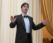 Арію Фігаро з опери Моцарта «Весілля Фігаро» виконує учасник із Харкова Андрій Панчишко