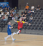 На нещодавньому міжнародному турнірі в Португалії серед ветеранів Сергій Гриневецький був визнаний одним із найкращих гравців. Його фото в момент кидка по воротах прикрасило обкладинку популярного спортивного журналу