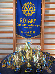 Кубки та медалі переможців і призерів турніру прикрашені емблемами «Ротарі»